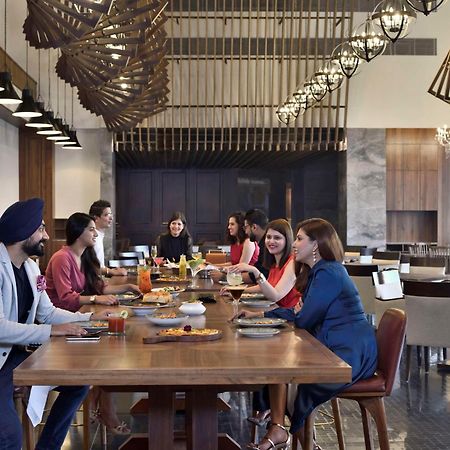 Hyatt Centric Janakpuri New Delhi Hotel Exterior foto The restaurant at the hotel