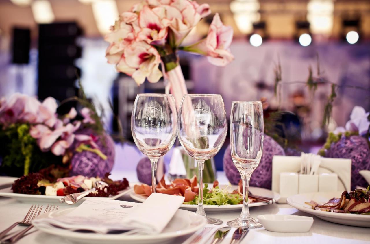 Hyatt Centric Janakpuri New Delhi Hotel Exterior foto A table set for a formal dinner
