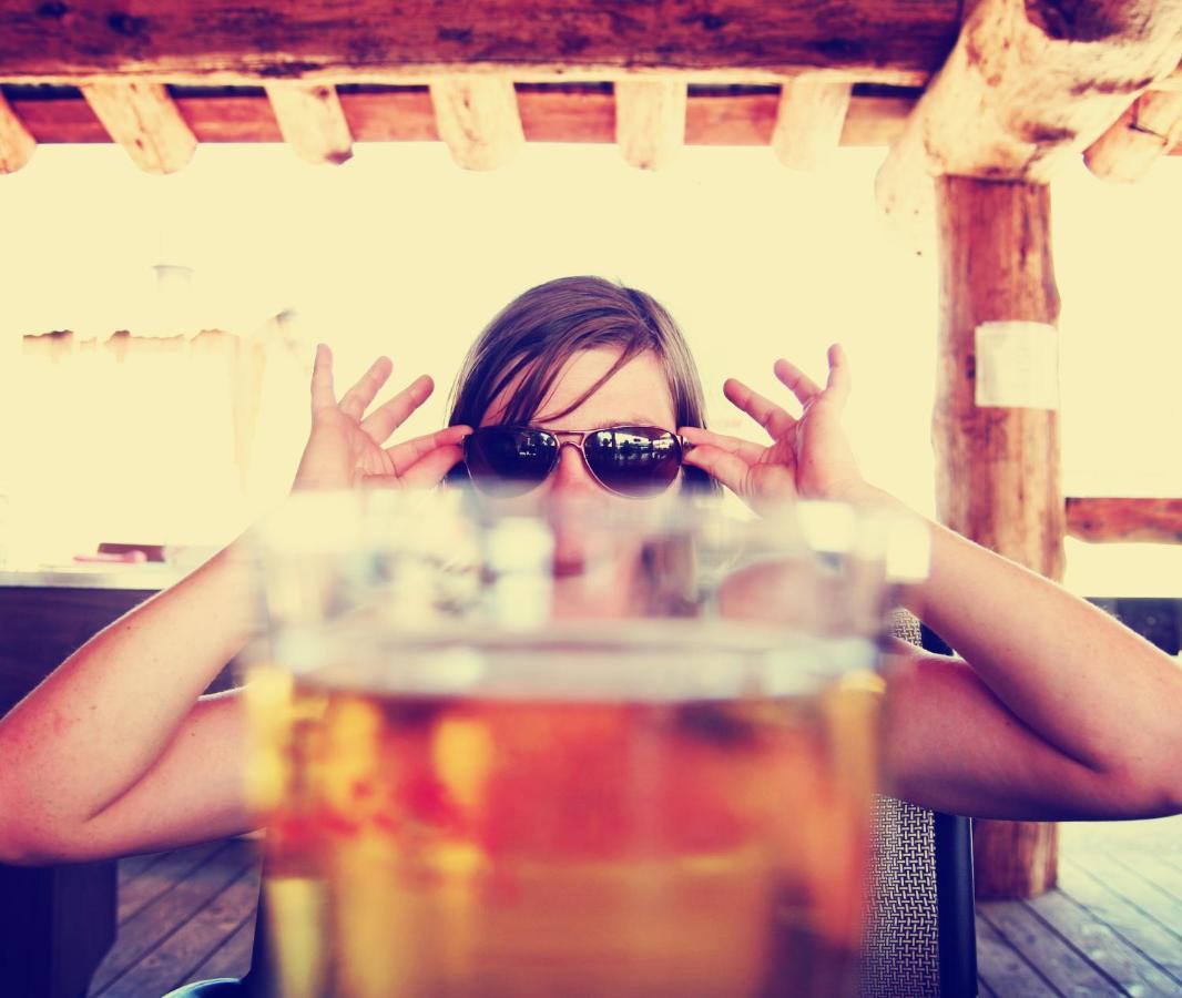 Hyatt Centric Janakpuri New Delhi Hotel Exterior foto A woman drinking beer