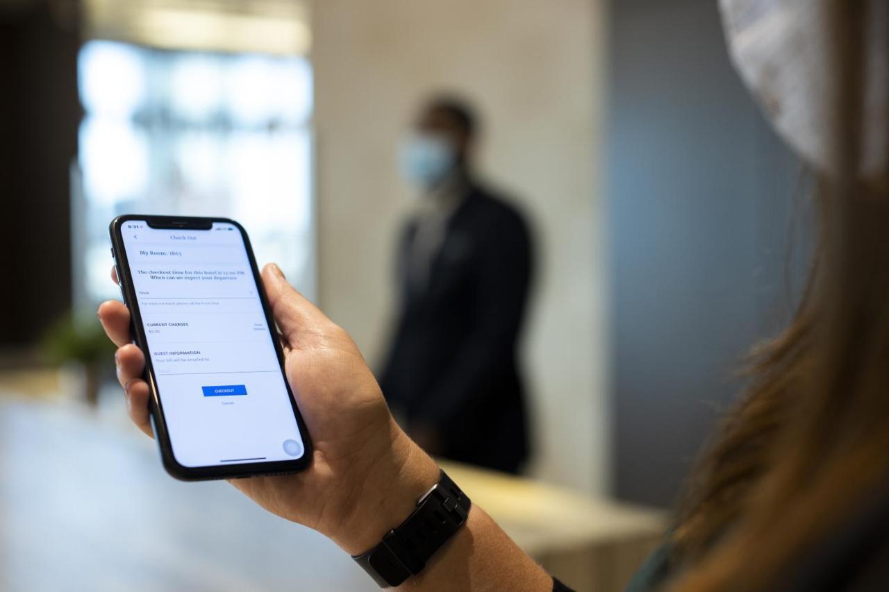 Hyatt Centric Janakpuri New Delhi Hotel Exterior foto A person checking in with the contact-tracing app Luca