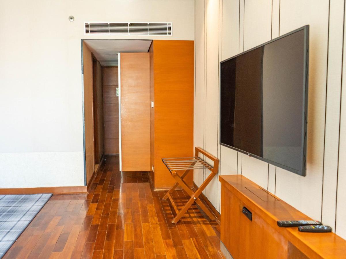 Hyatt Centric Janakpuri New Delhi Hotel Exterior foto A television set in a hotel room