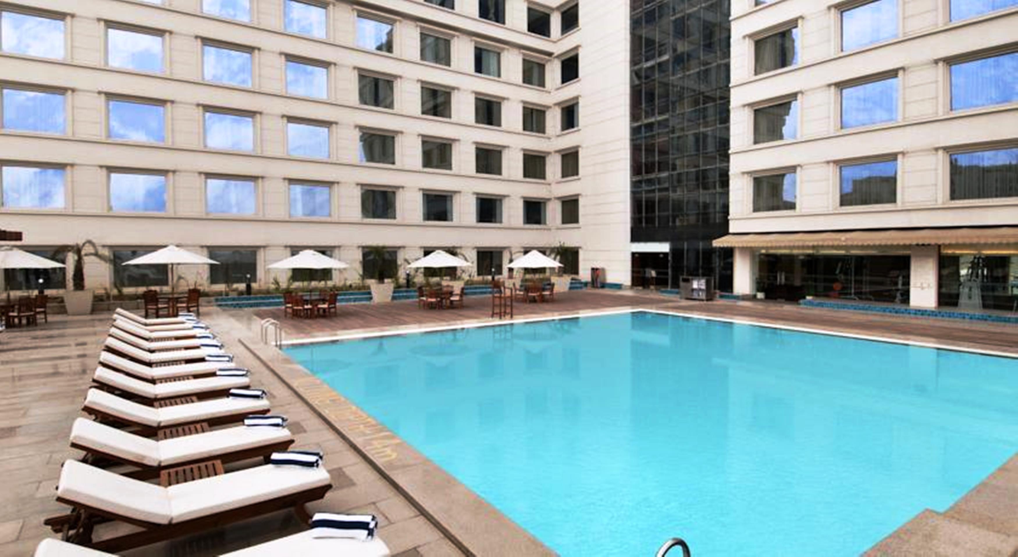 Hyatt Centric Janakpuri New Delhi Hotel Exterior foto The pool at the Taj Bengal