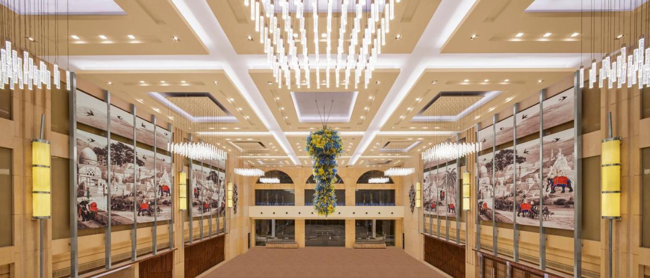 Hyatt Centric Janakpuri New Delhi Hotel Exterior foto The lobby of the National Theatre