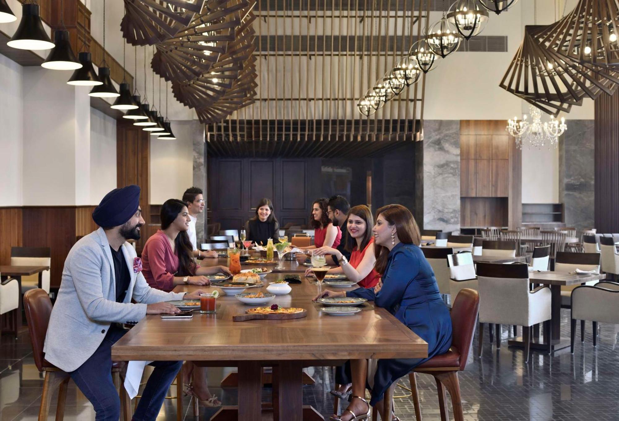 Hyatt Centric Janakpuri New Delhi Hotel Exterior foto The restaurant at the hotel